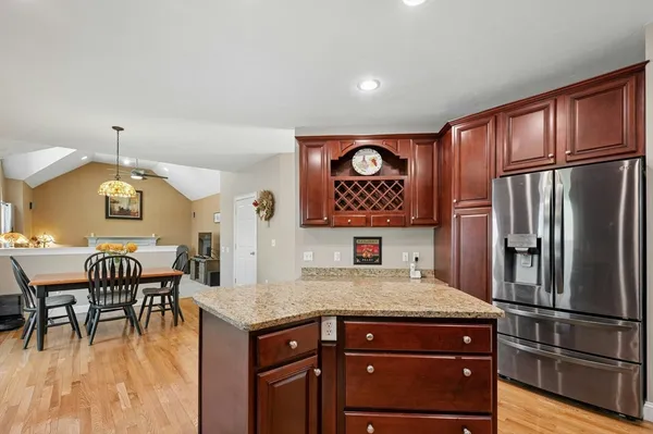 $825,000 | 320 Lincoln Circle, Northbridge, MA 01534