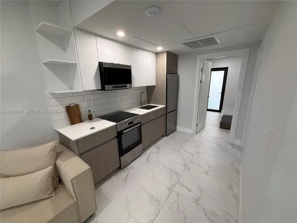 $2,700 | 944 Jefferson Avenue, Unit 13, Miami Beach, FL 33139