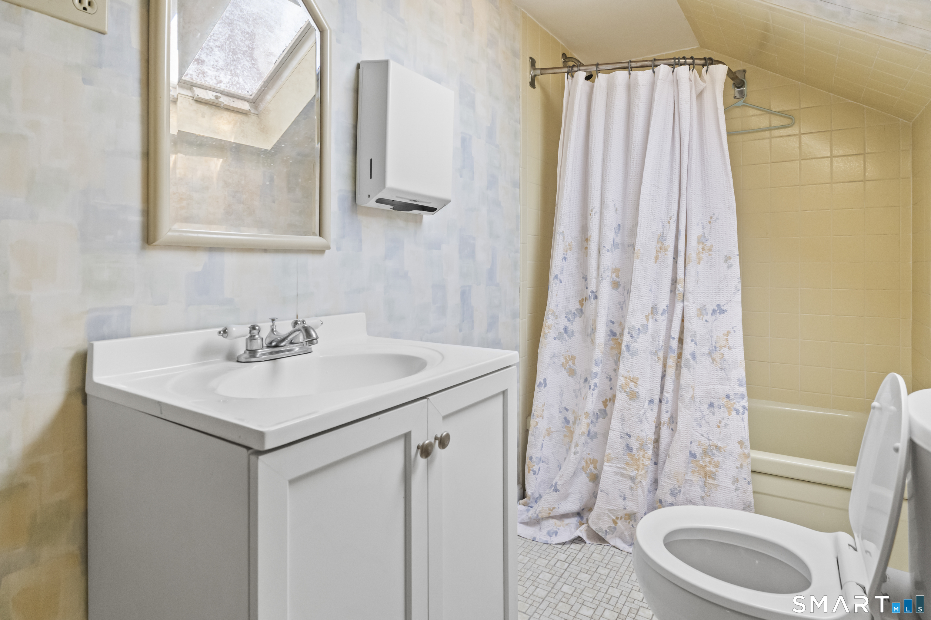 506 Old Stratfield Road Fairfield, CT 06825 - Photo 14 of 23 upper level full bathroom