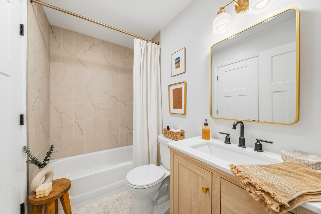 752 North Brookdale Drive Schaumburg, IL 60169 - Photo 18 of 23 a bathroom with a sink toilet and shower