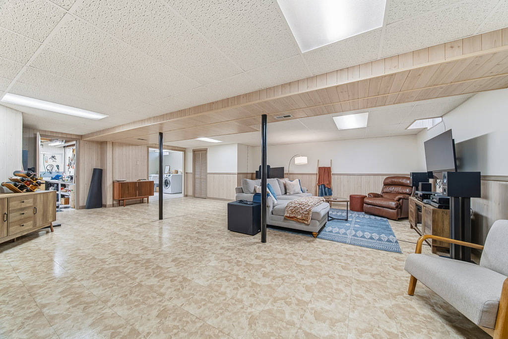 752 North Brookdale Drive Schaumburg, IL 60169 - Photo 19 of 23 a living room with furniture and a couch