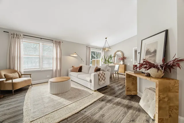 $425,000 | 752 North Brookdale Drive, Schaumburg, IL 60169