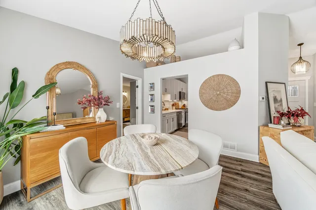 $425,000 | 752 North Brookdale Drive, Schaumburg, IL 60169