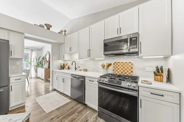 $425,000 | 752 North Brookdale Drive, Schaumburg, IL 60169