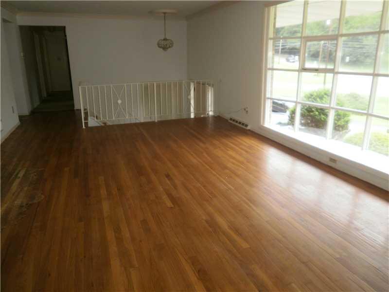 9685 Highland Road Pittsburgh, PA 15237 - Photo 3 of 13 Living Room.