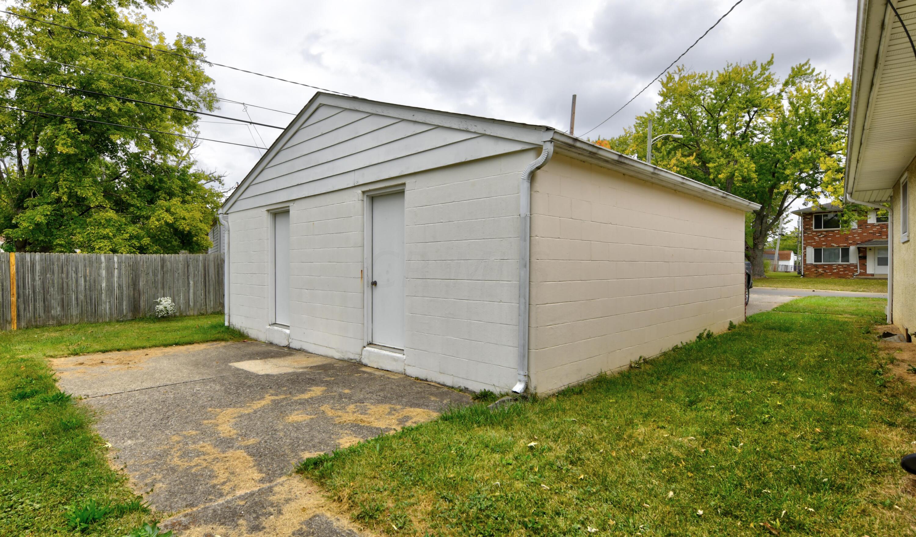 3715 Arnelle Road Columbus, OH 43228 - Photo 22 of 24 Garage