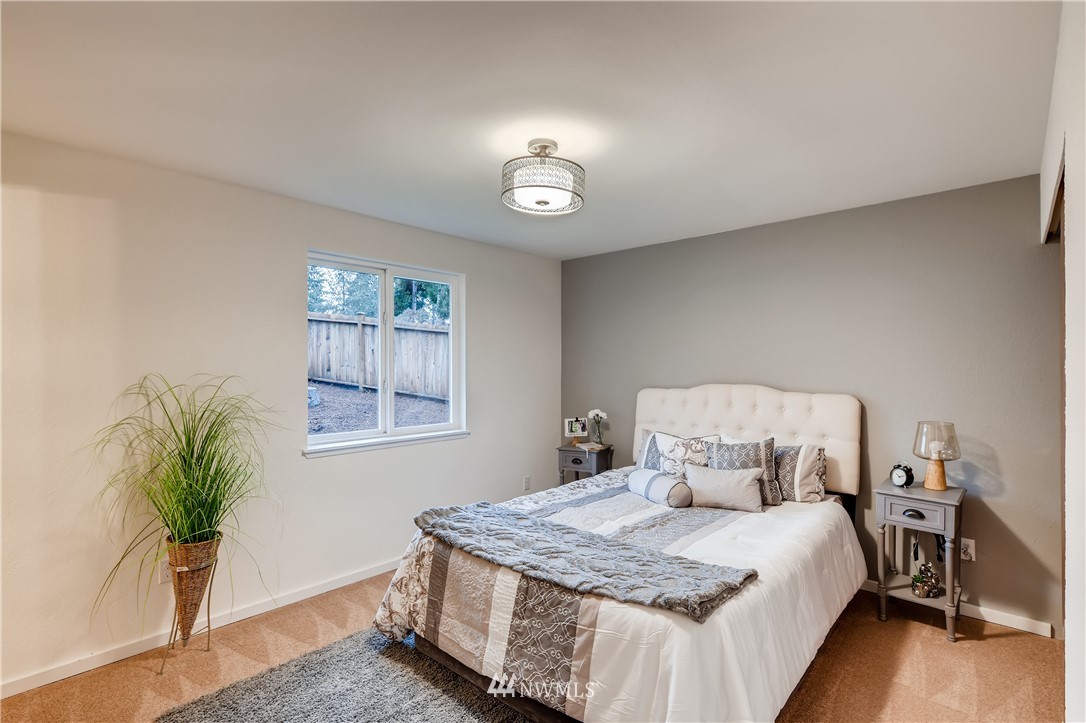 31404 3rd Place South Federal Way, WA 98003 - Photo 15 of 24 a bedroom with a bed and a potted plant