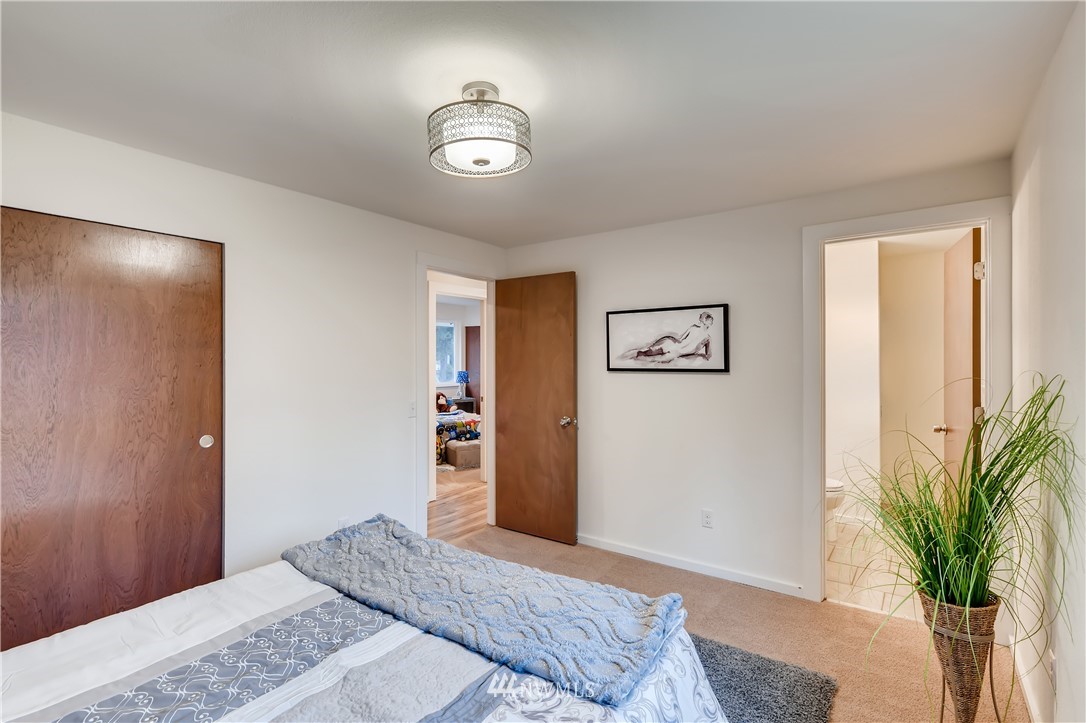 31404 3rd Place South Federal Way, WA 98003 - Photo 16 of 24 a bedroom with a bed and a potted plant