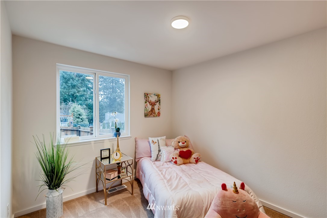 31404 3rd Place South Federal Way, WA 98003 - Photo 19 of 24 a bedroom with a bed and a potted plant