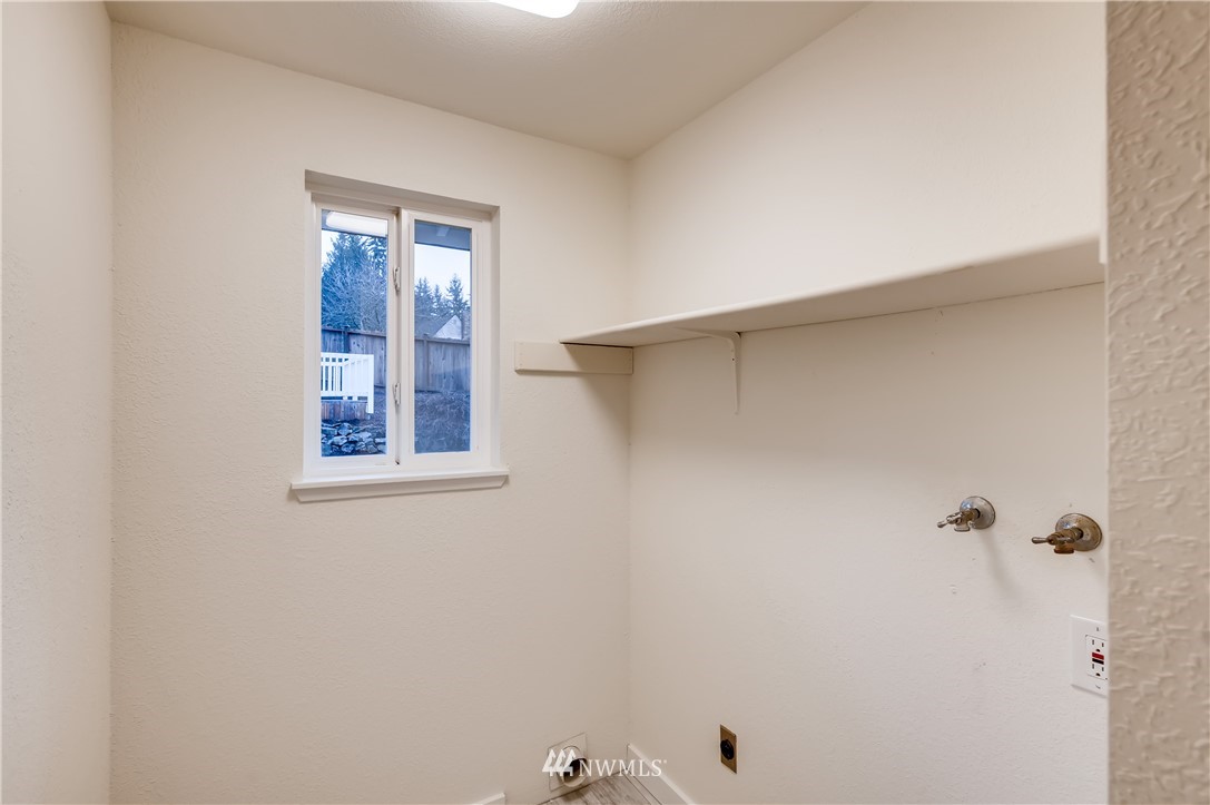 31404 3rd Place South Federal Way, WA 98003 - Photo 21 of 24 a bathroom with a window and a shower