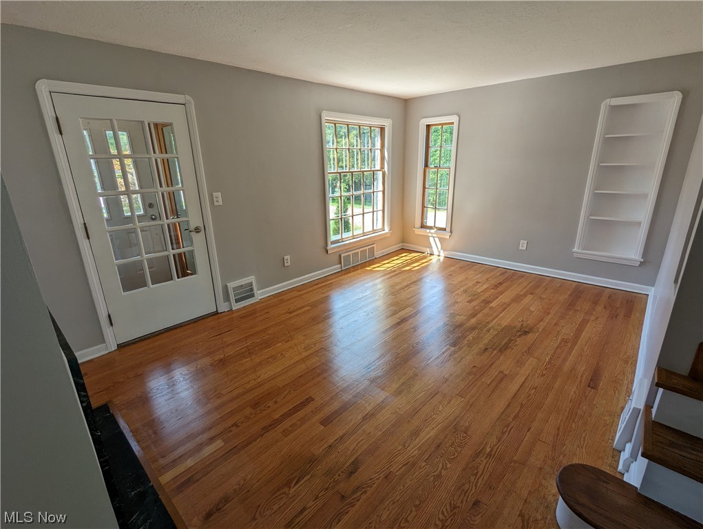 7003 Som Center Road Solon, OH 44139 - Photo 5 of 24 Living Room