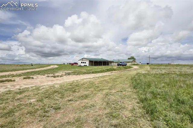a view of a house with backyard and parking