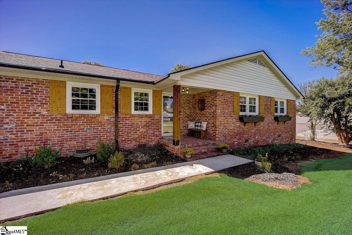 33 Rollingreen Road Greer, SC 29651 - Photo 3 of 34 Gallery Image 3