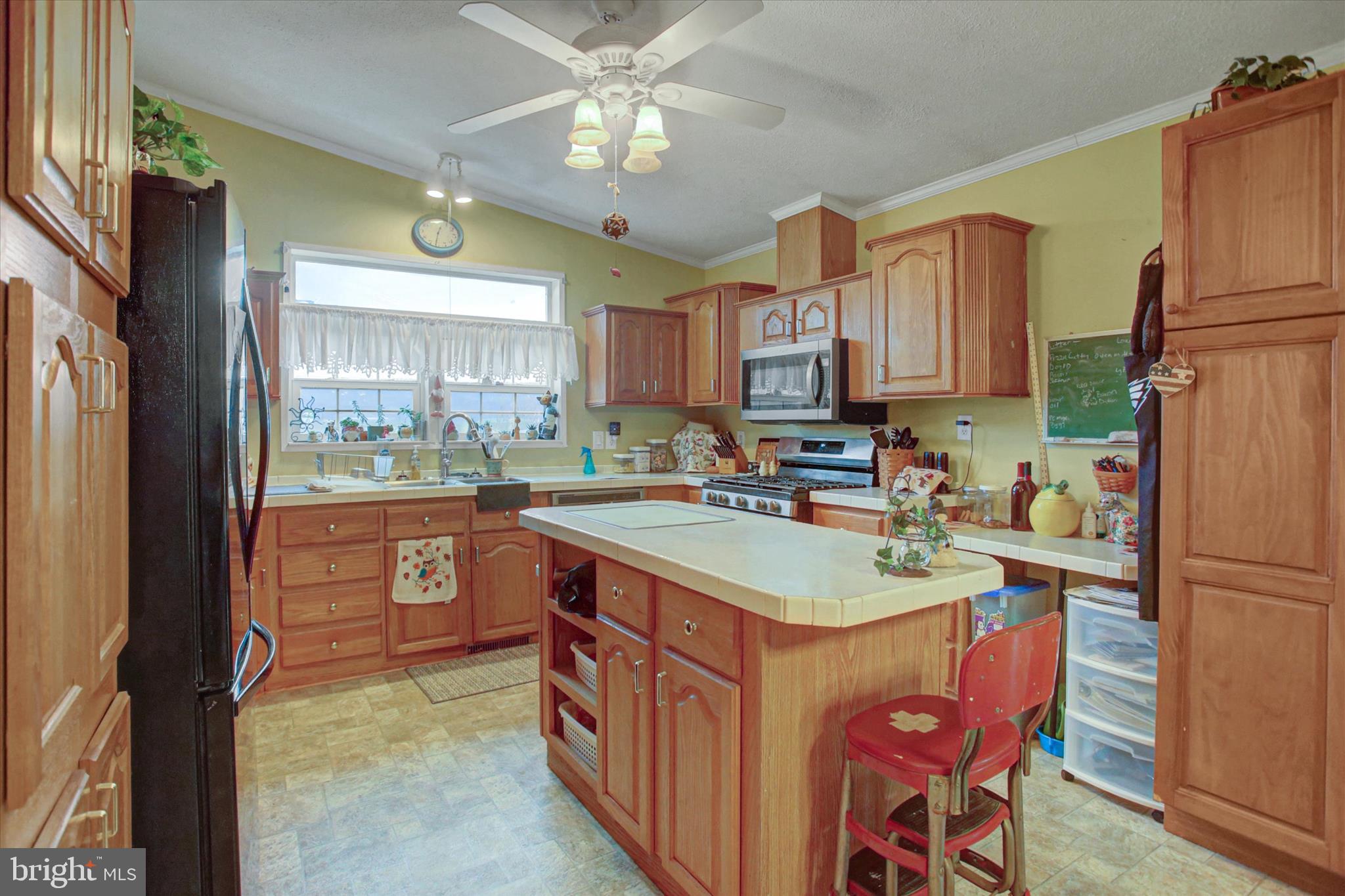 21571 Path Valley Road Dry Run, PA 17220 - Photo 16 of 63 a kitchen with kitchen island granite countertop a sink stove and refrigerator