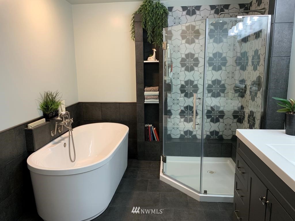 358 East Main Street Dayton, WA 99328 - Photo 13 of 34 a bathroom with a bathtub and shower