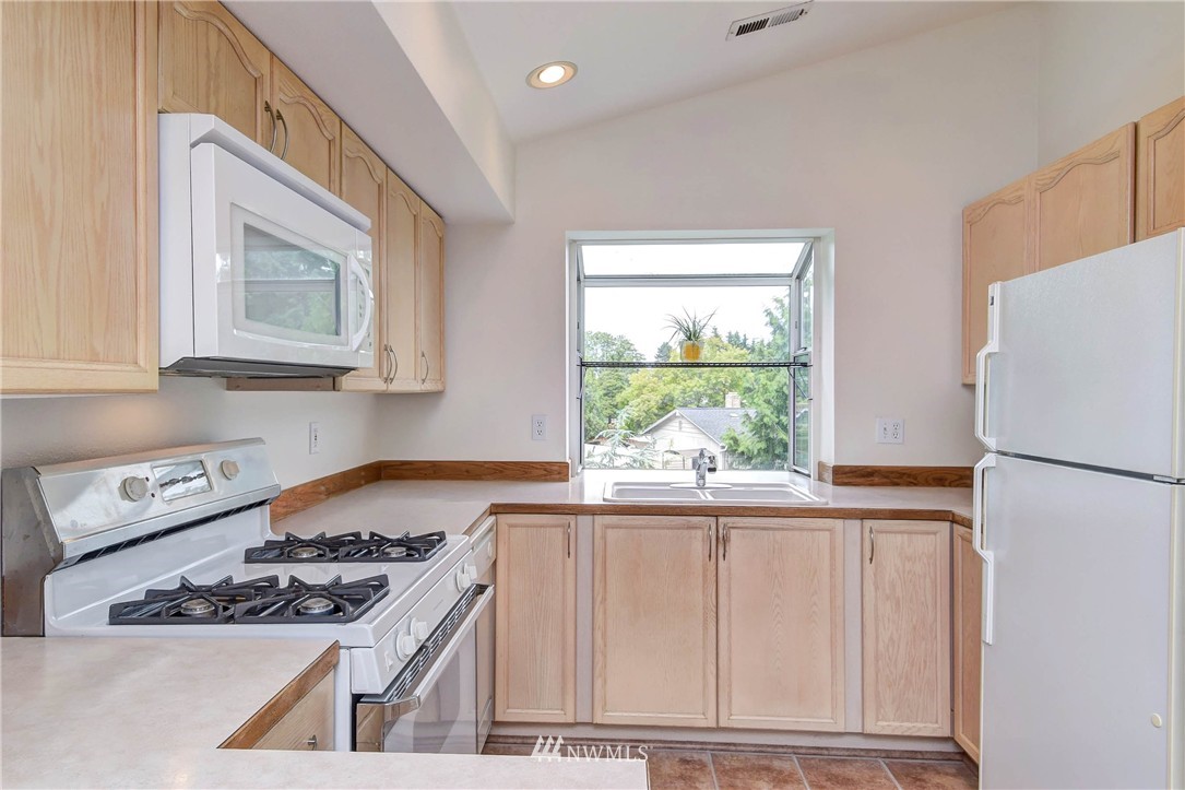22617 4th Avenue West, Unit 102 Bothell, WA 98021 - Photo 3 of 17 Gallery Image 3