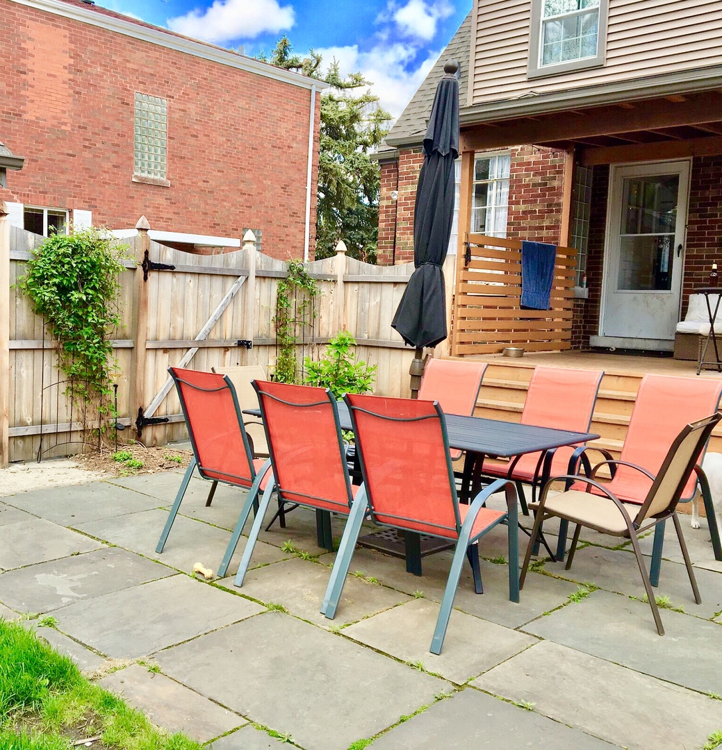 583 Selborne Road Riverside, IL 60546 - Photo 25 of 28 a backyard of a house with table and chairs