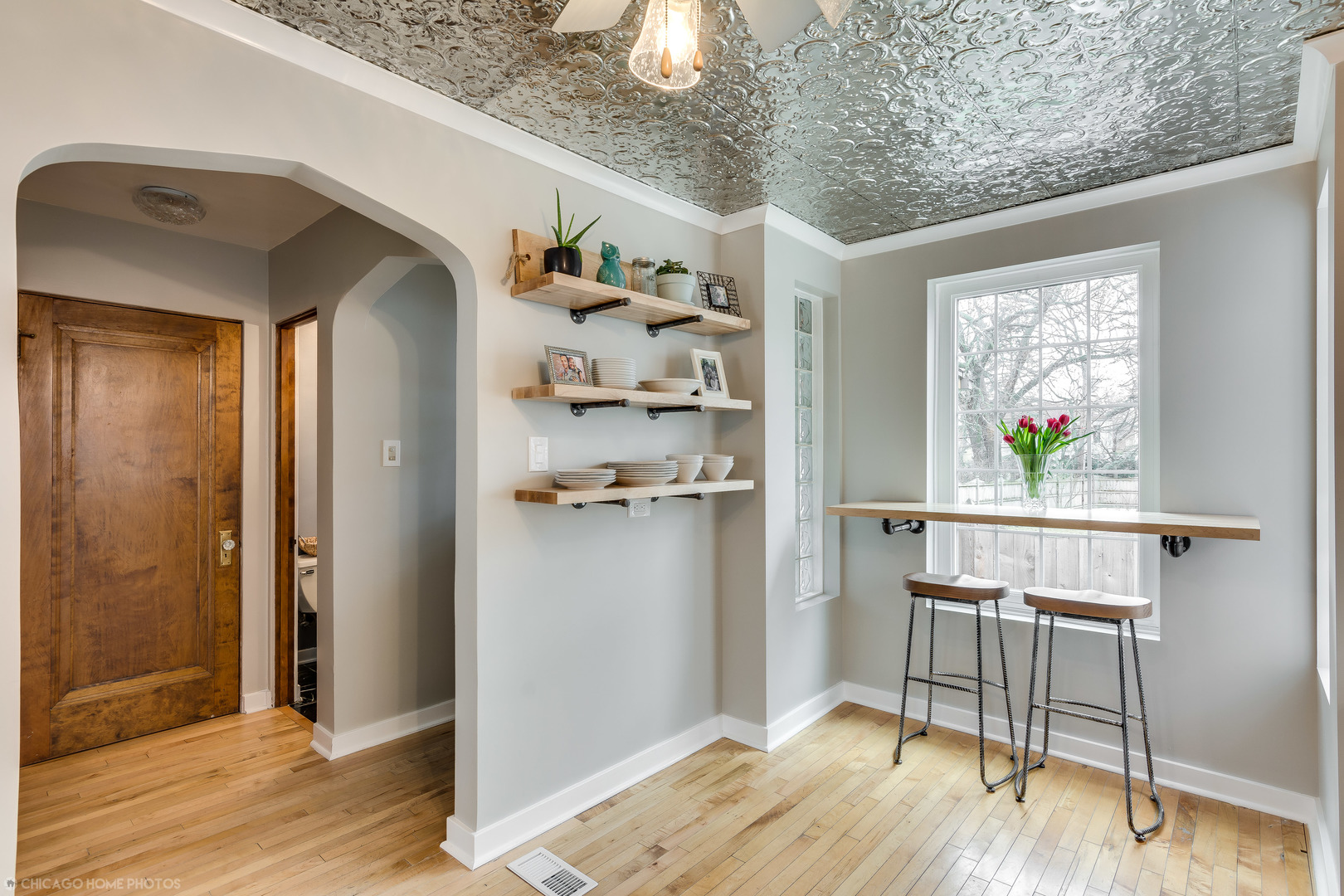 583 Selborne Road Riverside, IL 60546 - Photo 5 of 28 a view of a hallway with wooden floor and windows
