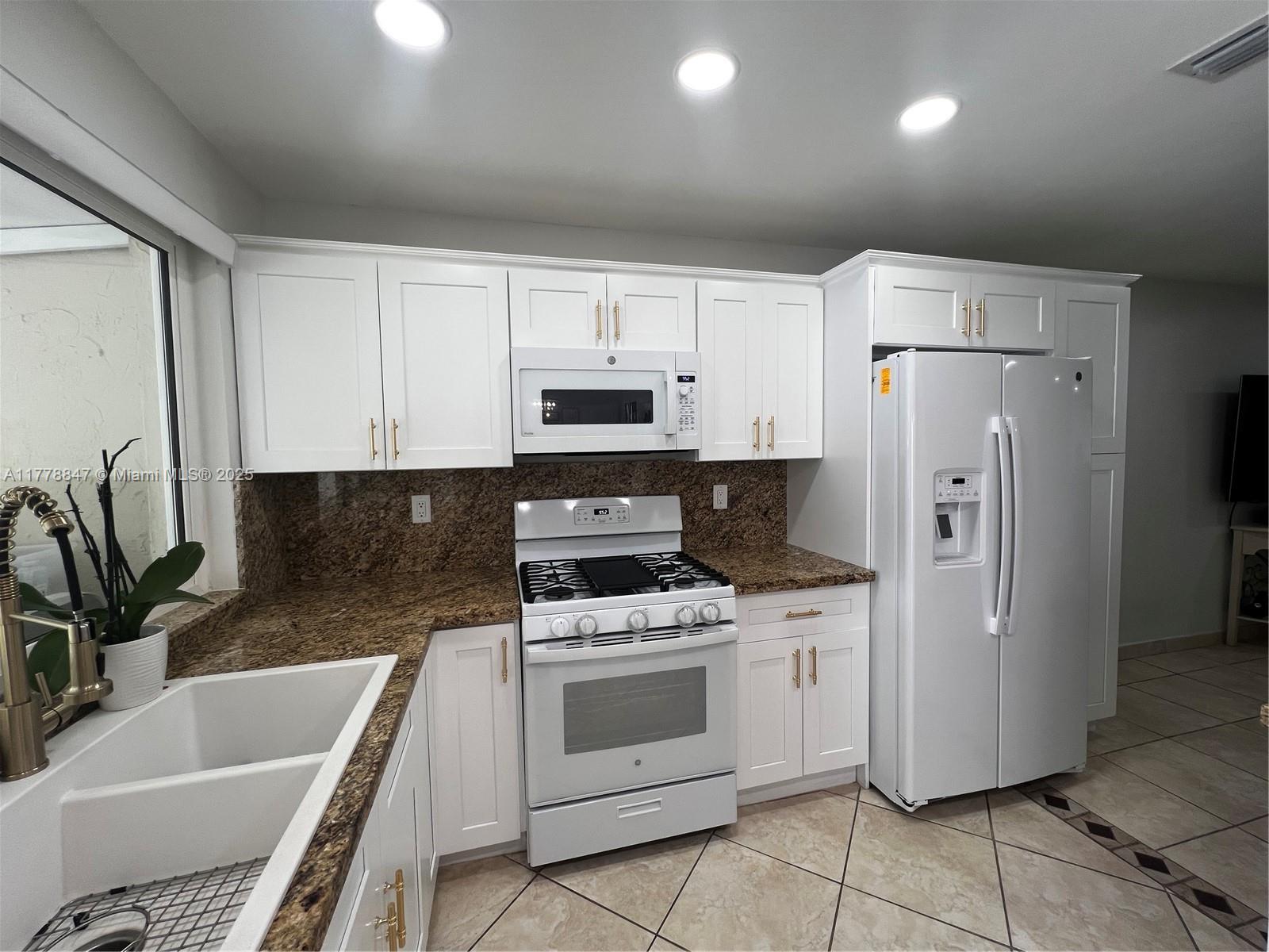 6936 Holly Road Miami Lakes, FL 33014 - Photo 16 of 43 Gallery Image 16