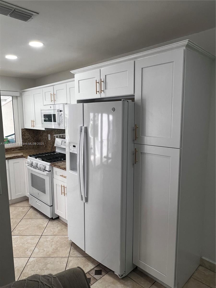 6936 Holly Road Miami Lakes, FL 33014 - Photo 18 of 43 Gallery Image 18