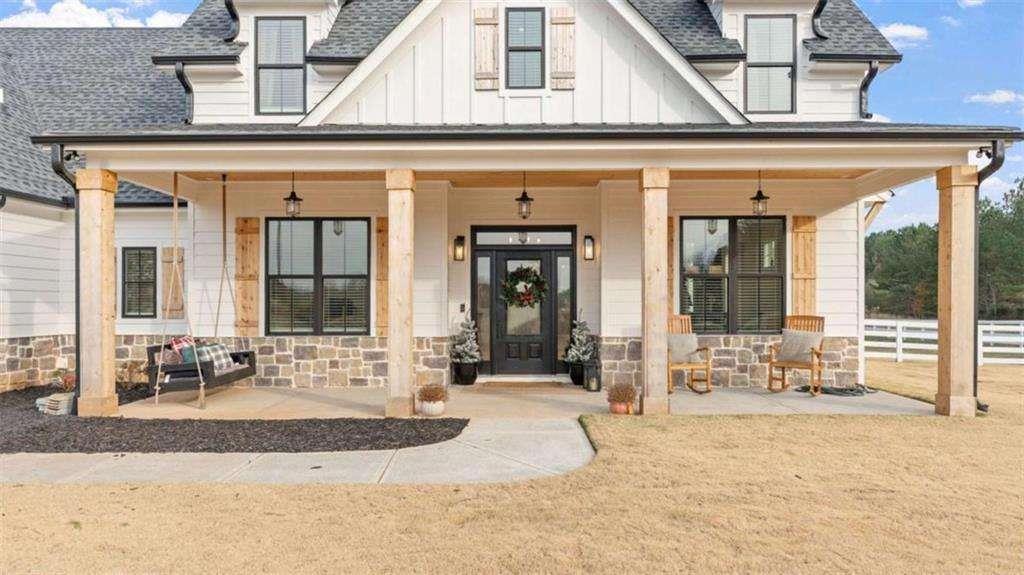 28 Ravenfield Road Taylorsville, GA 30178 - Photo 4 of 38 a front view of a building with outdoor seating