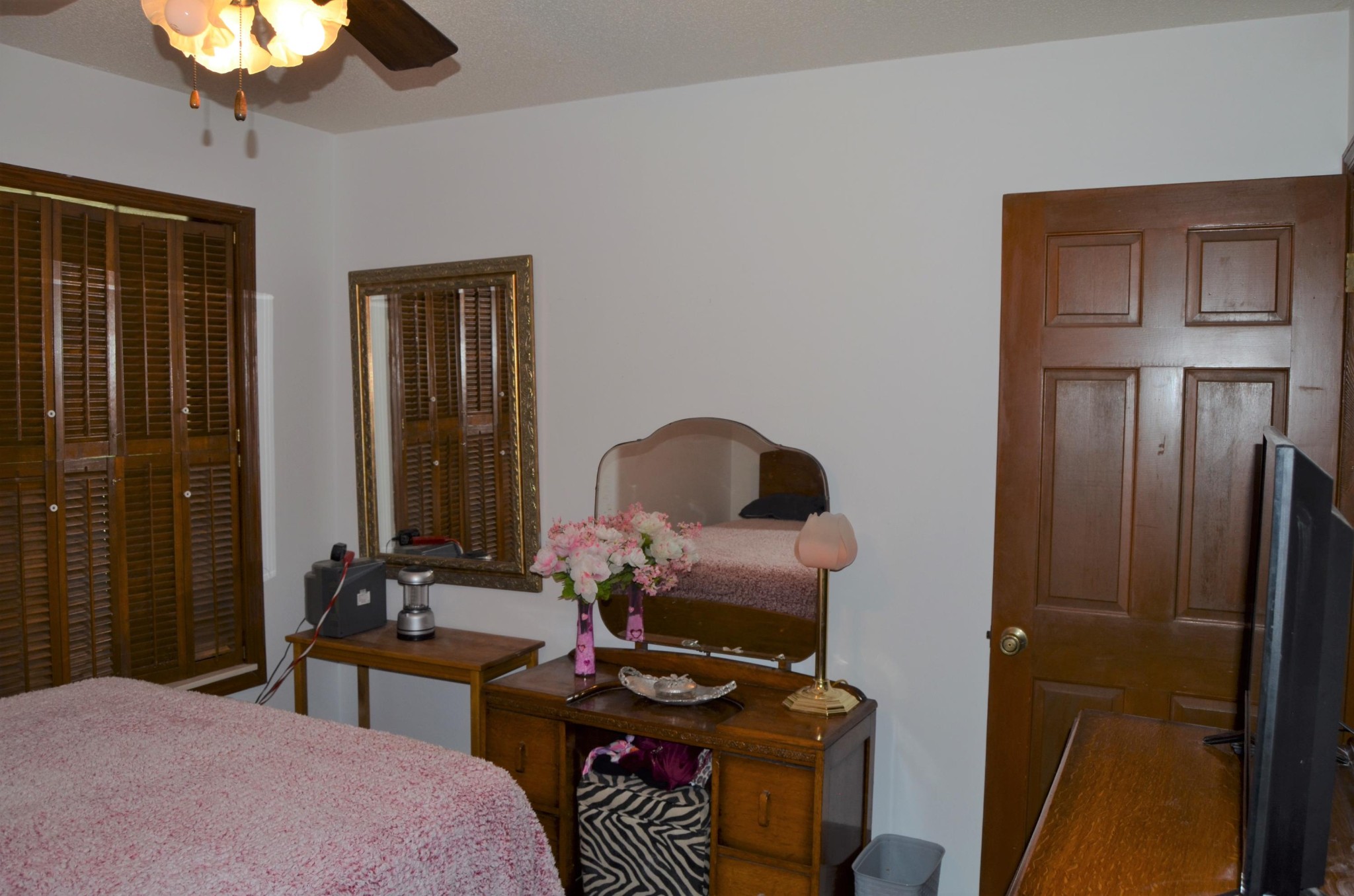 1084 Star Point Road Jamestown, TN 38556 - Photo 22 of 35 a room with furniture and a mirror