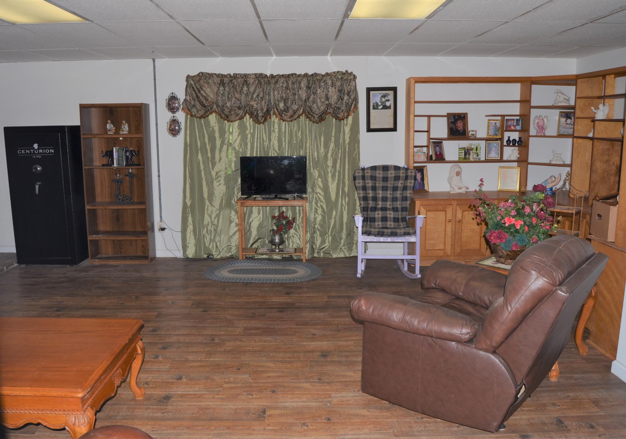 1084 Star Point Road Jamestown, TN 38556 - Photo 24 of 35 a living room with furniture and a flat screen tv