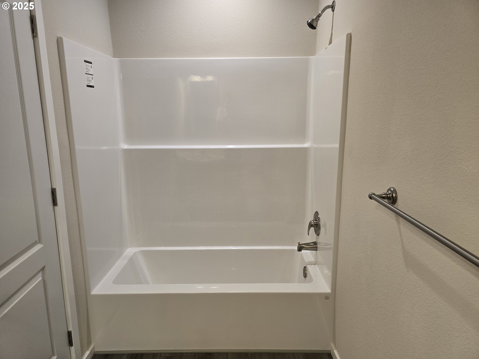 1447 53rd Street Florence, OR 97439 - Photo 11 of 25 a bathroom with a bathtub