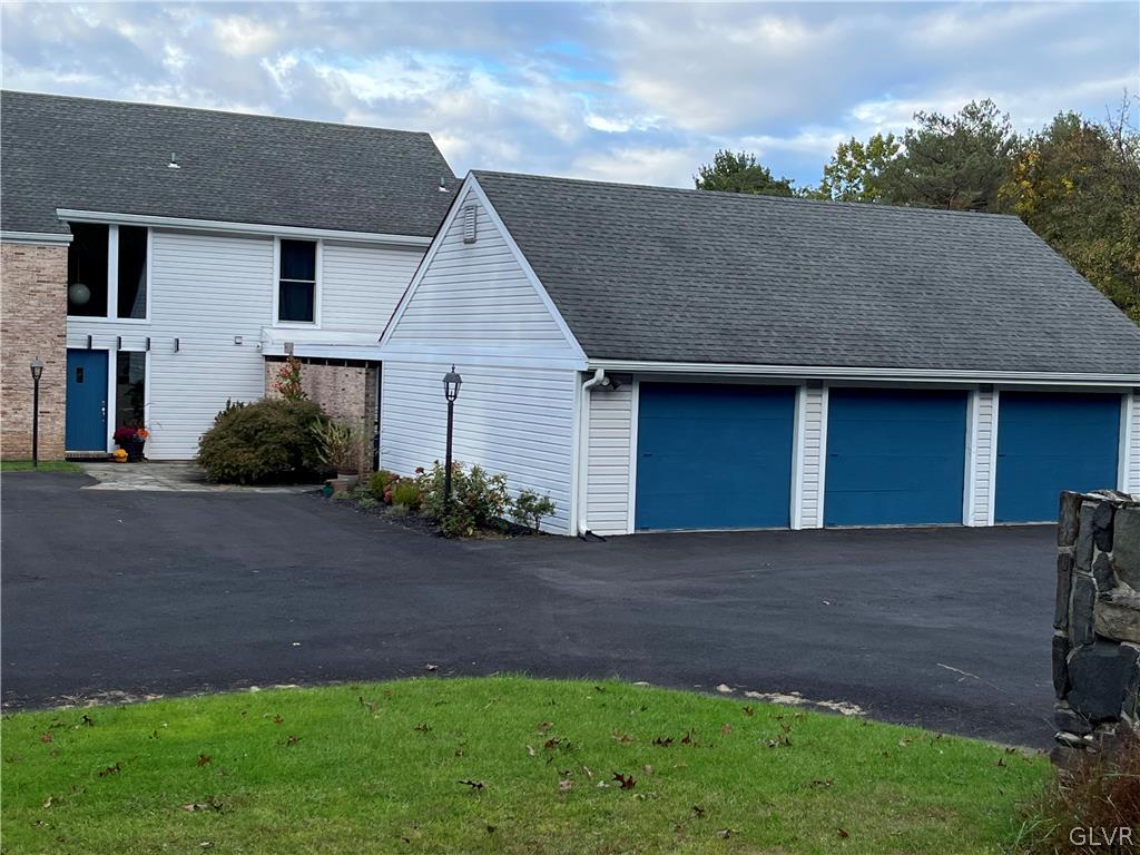 6997 Wimmer Road Bethlehem, PA 18015 - Photo 4 of 44 Detached three car garage with breezeway and subst