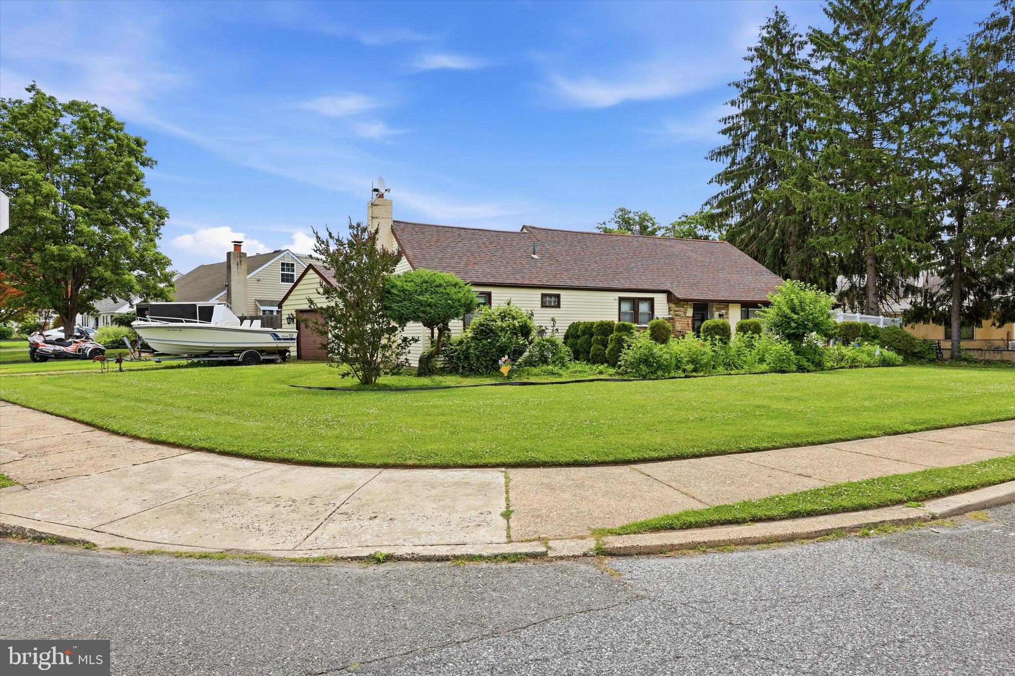 897 Pine Hill Road Philadelphia, PA 19115 - Photo 2 of 21