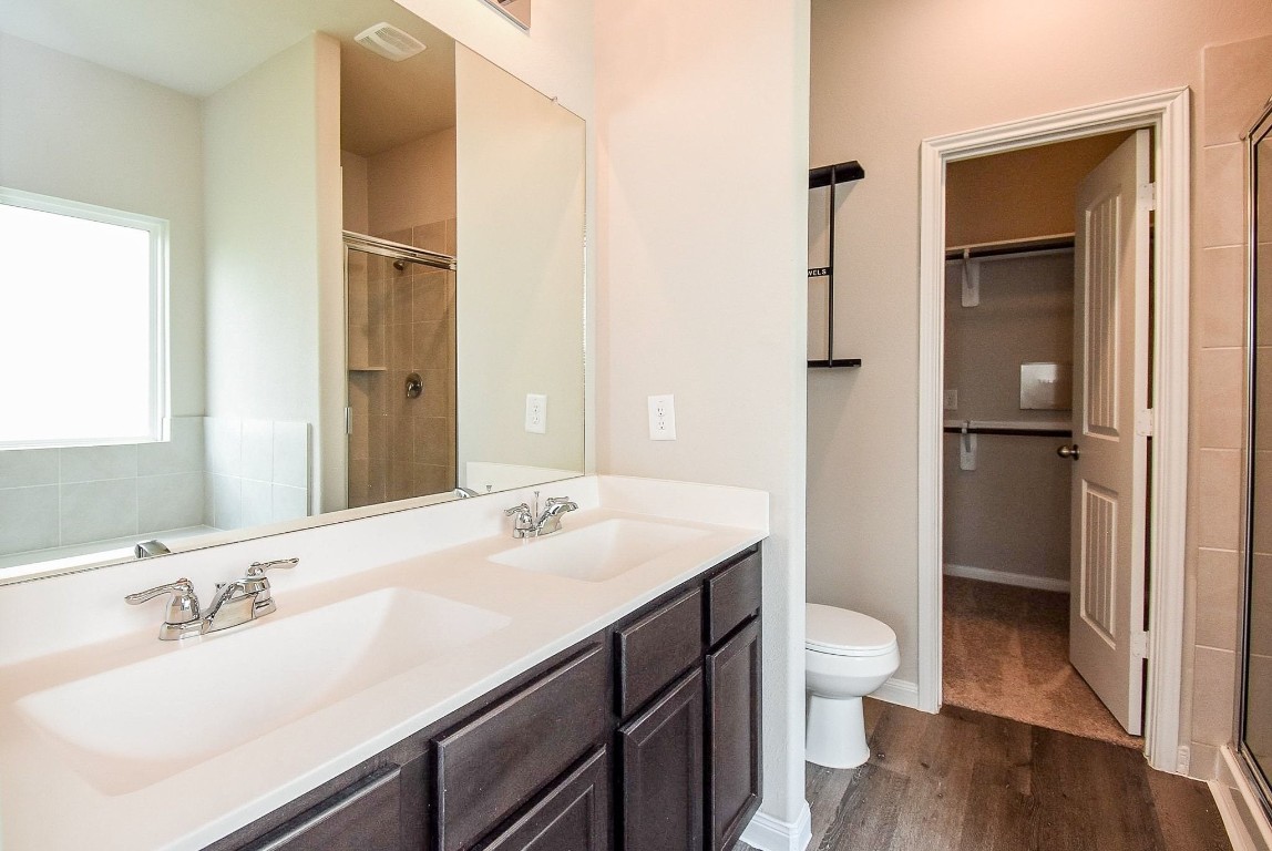 13534 Luke Prairie Willis, TX 77378 - Photo 21 of 32 primary bath with double sinks