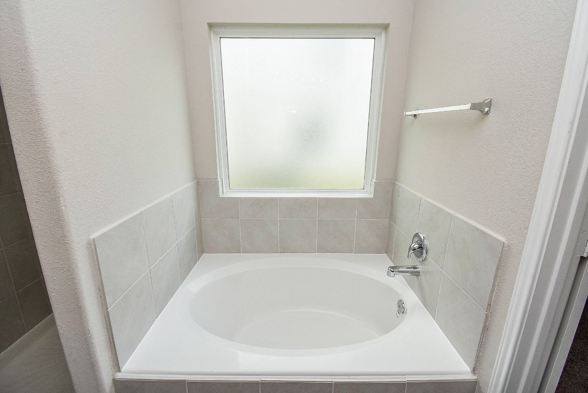 13534 Luke Prairie Willis, TX 77378 - Photo 22 of 32 Primary soaking tub