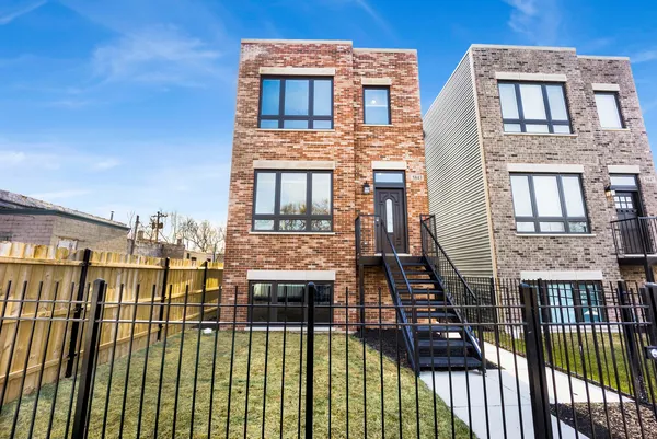 $2,400 | 5843 West Corcoran Place, Unit 2, Chicago, IL 60644