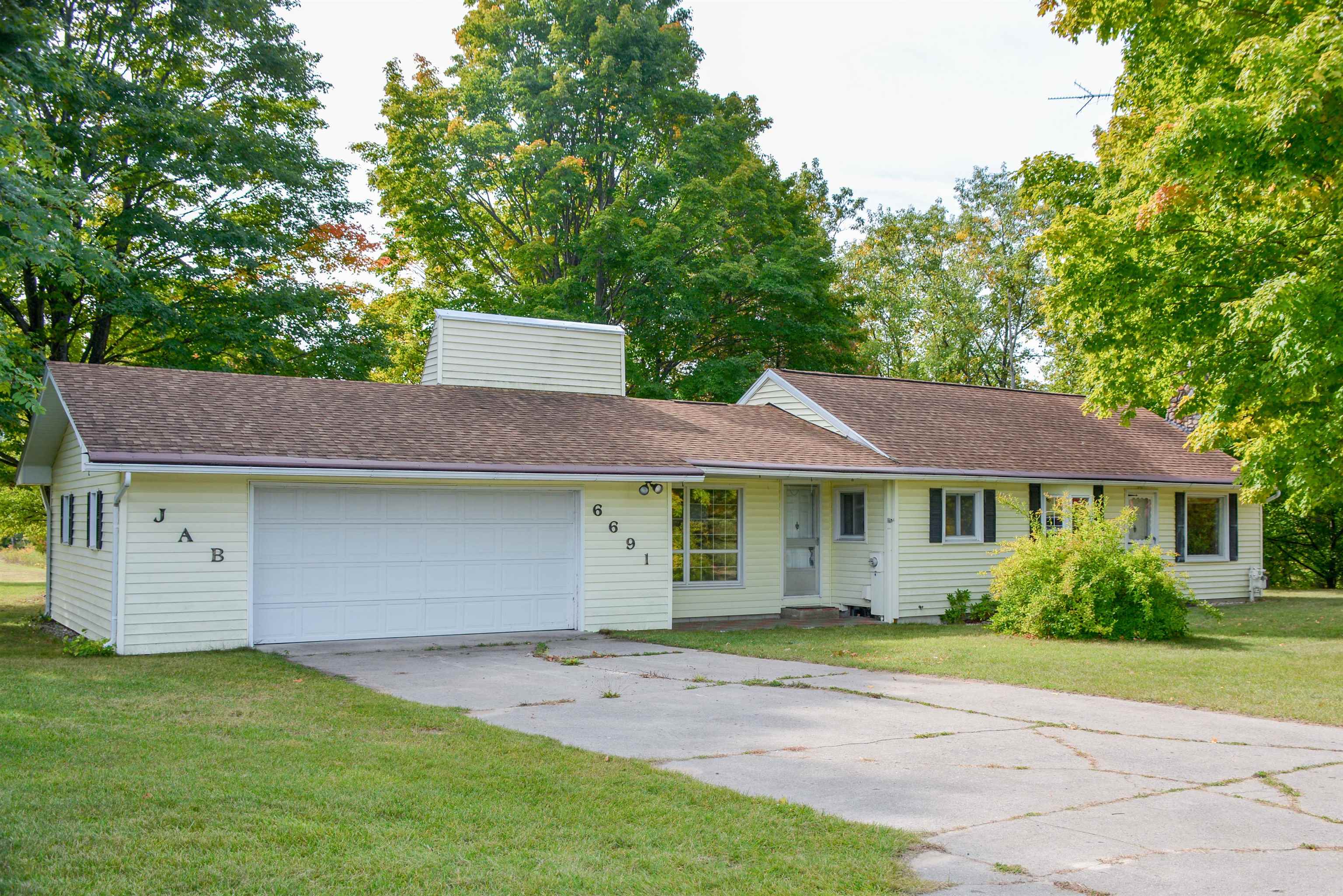 6691 North Long Lake Road Traverse City, MI 49685 - Photo 4 of 45