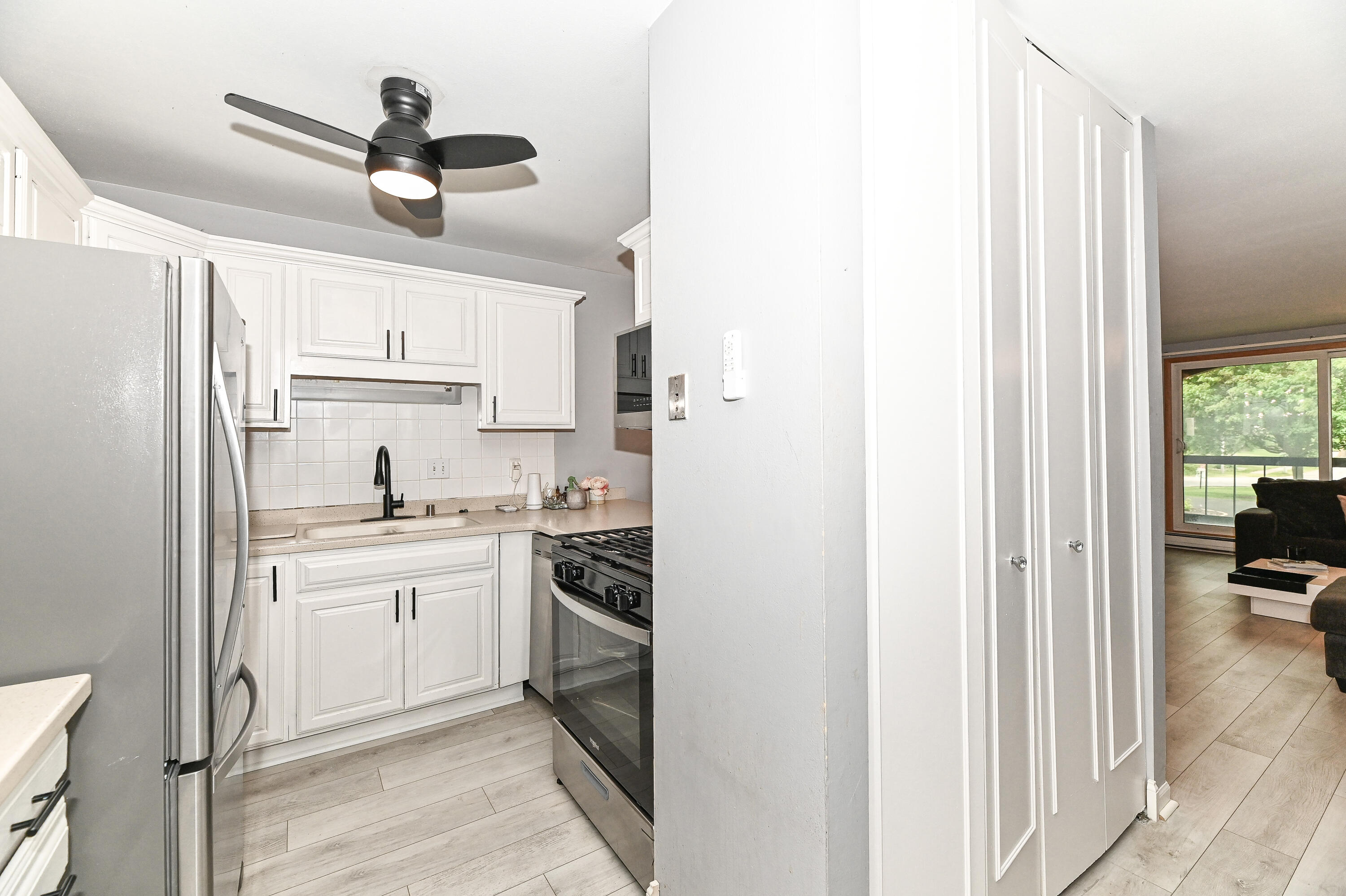 11926 West Mill Road, Unit 4 Milwaukee, WI 53225 - Photo 8 of 40 Beautiful kitchen