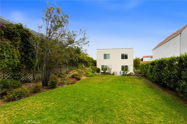 a view of a yard in front of house