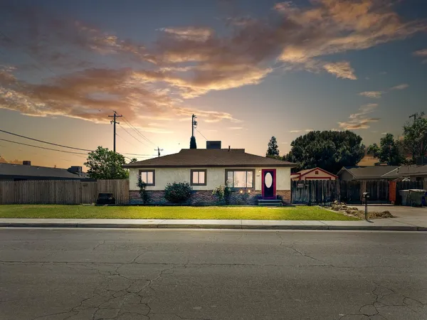 $397,000 | 560 West Stuart Avenue, Clovis, CA 93612