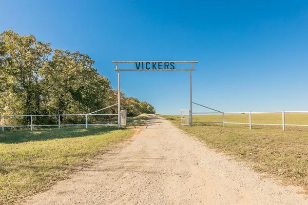 $1,850,000 | 1799 Cottonwood Creek Road, St. Jo, TX 76265