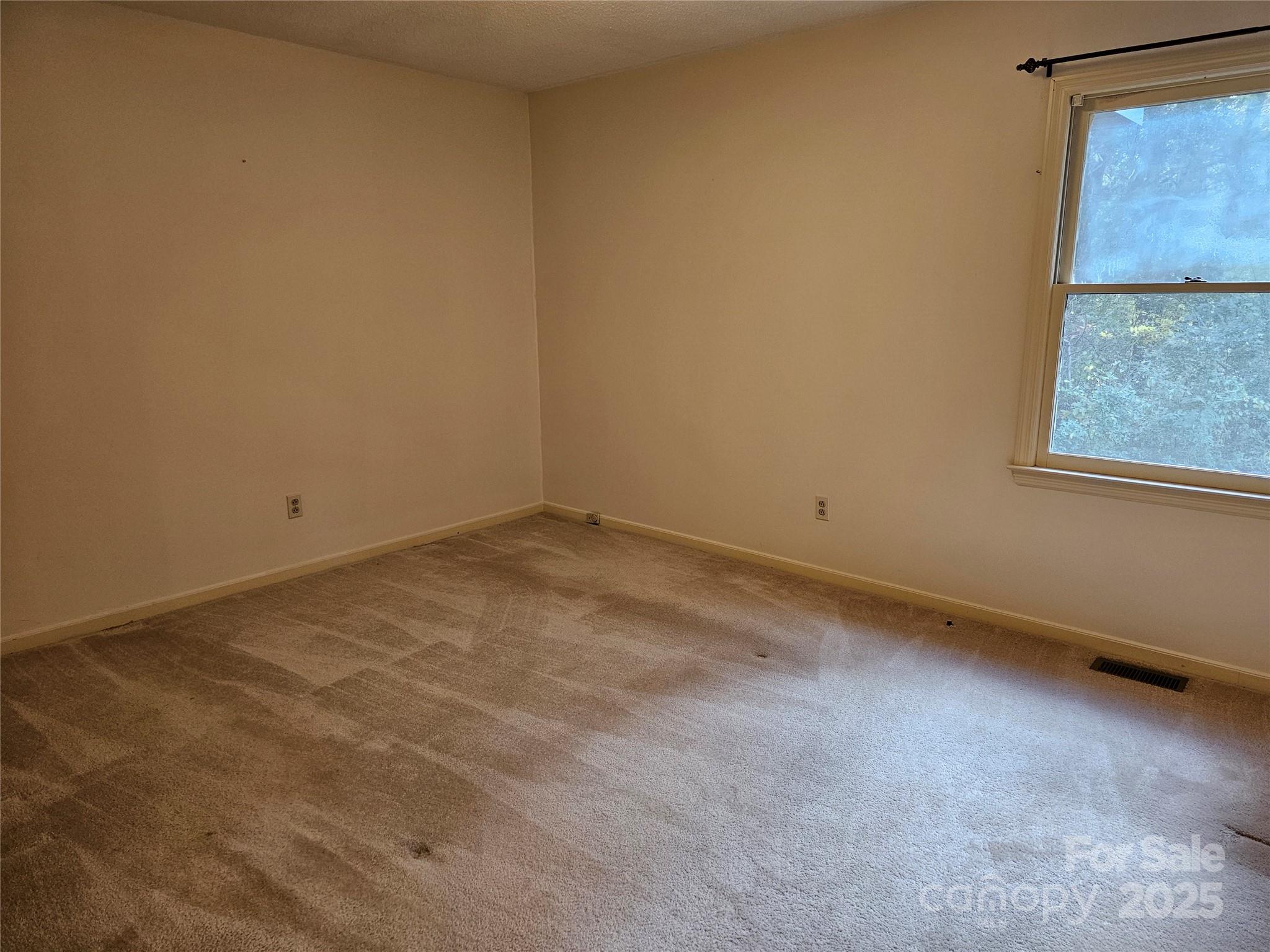 2486 Oxford Circle Lancaster, SC 29720 - Photo 12 of 17 an empty room with a window