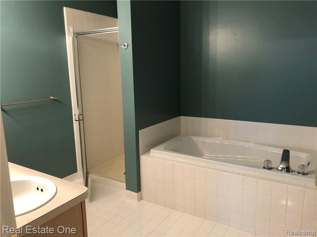 875 Ridgeside Drive, Unit 5 Milford, MI 48381 - Photo 10 of 19 IMG_2679.jpg