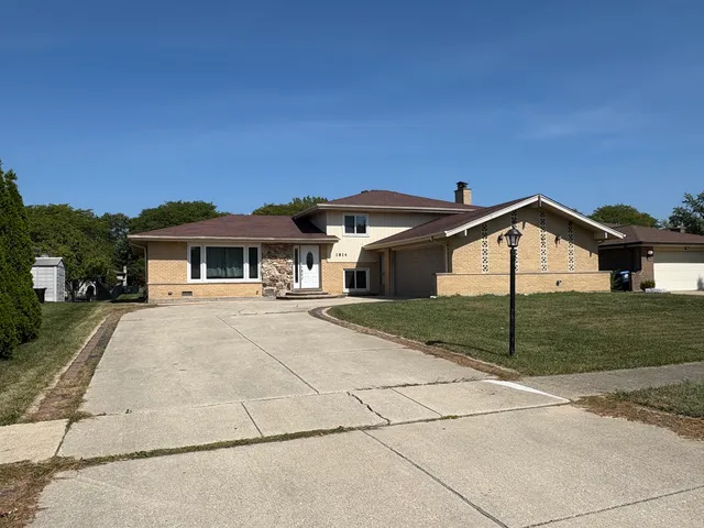 $3,400 | 1814 Holly Avenue, Darien, IL 60561