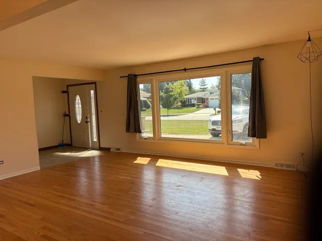 $3,400 | 1814 Holly Avenue, Darien, IL 60561