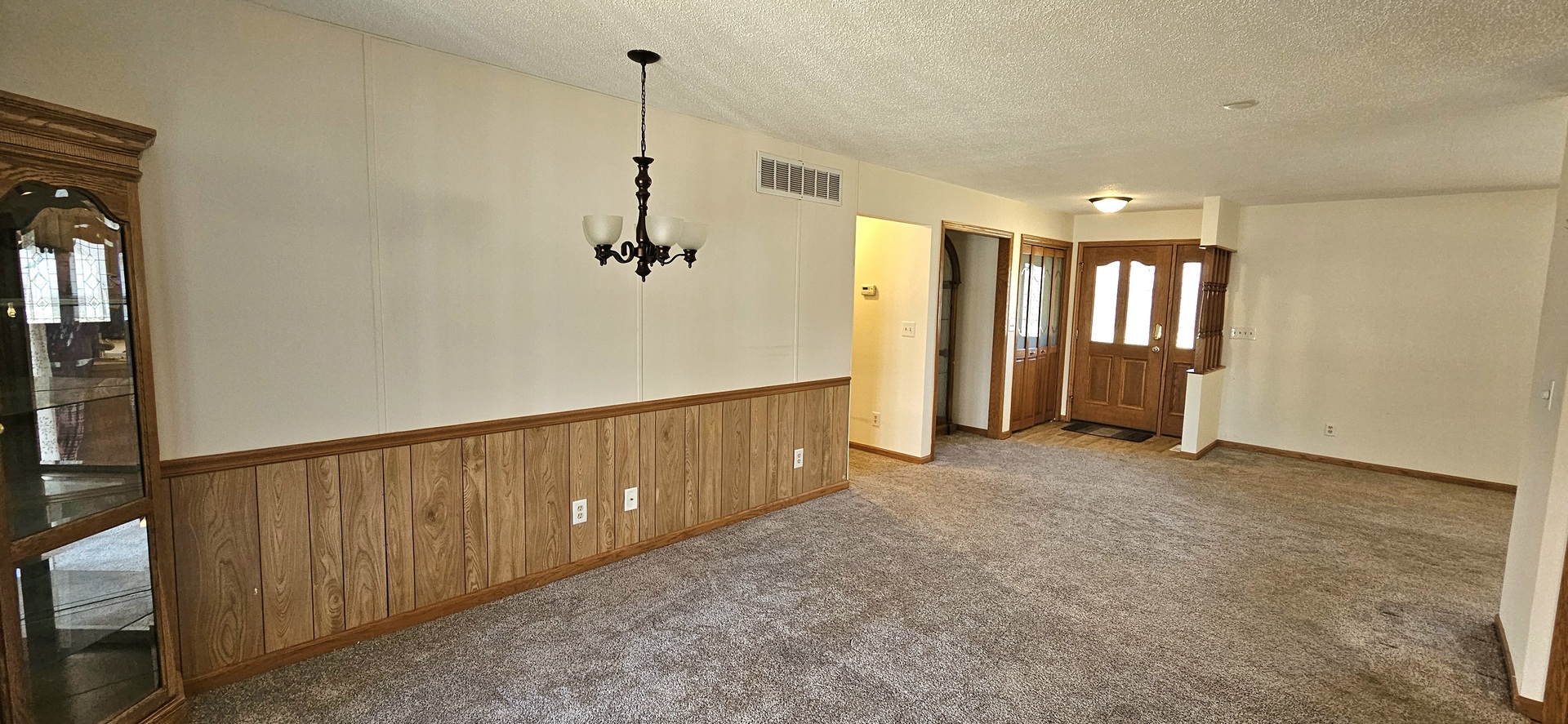 507 South 9th Street Princeton, IL 61356 - Photo 3 of 7 a view of a hallway with stairs