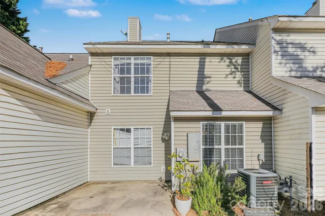 a picture of a wall with white wall