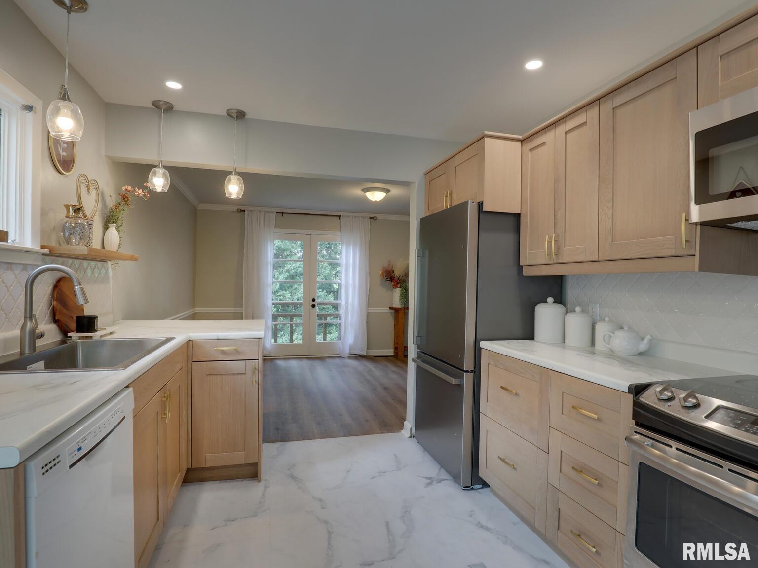 75 Woodlawn Road Quincy, IL 62301 - Photo 3 of 29 Gallery Image 3