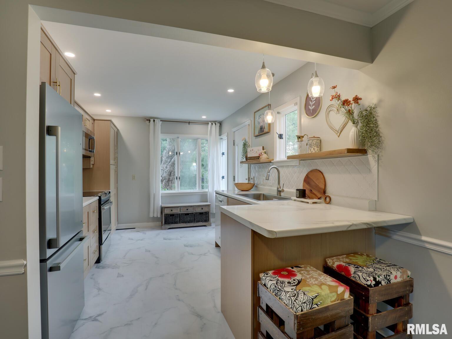 75 Woodlawn Road Quincy, IL 62301 - Photo 4 of 29 Gallery Image 4