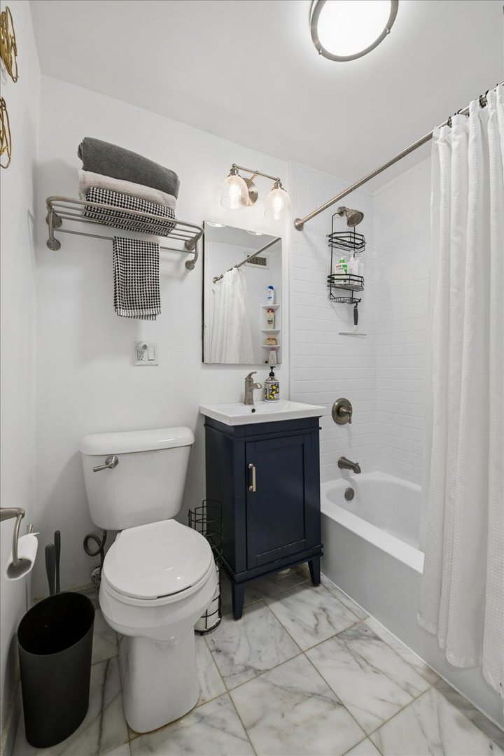 2930 North Sheridan Road, Unit 1009 Chicago, IL 60657 - Photo 12 of 15