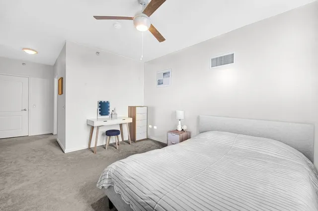 $348,000 | 125 South Jefferson Street, Unit 2207, Chicago, IL 60661