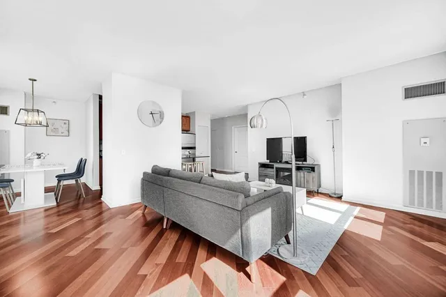 $348,000 | 125 South Jefferson Street, Unit 2207, Chicago, IL 60661