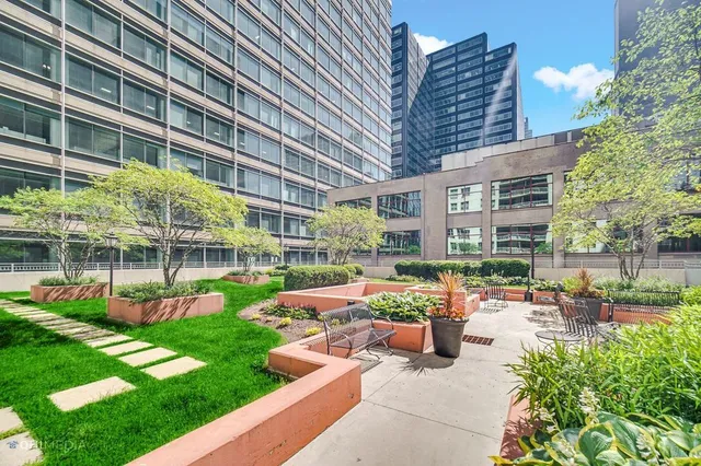 $348,000 | 125 South Jefferson Street, Unit 2207, Chicago, IL 60661